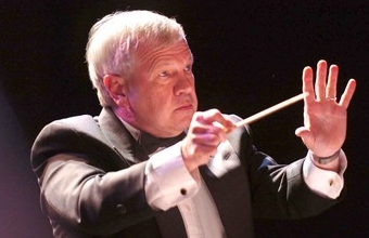 Photo of Richard Steltz conducting.